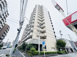 住民の方が主に利用する交通量少なめの道路に面してます。
