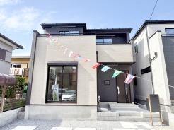 国際色豊かなガーランドが、心地よい風に揺れる開放的な空間。