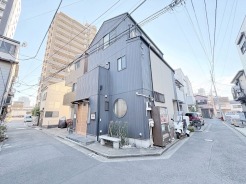 趣のある街並みに溶け込む、洗練された佇まい。