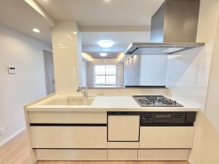 収納スライドをぐっと開けばお鍋や調味料をどんどんしまえる大収納。キッチンはいつもキレイ。
