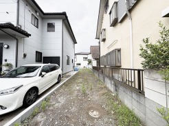 周囲の街並みに溶け込む、落ち着いた静けさが漂う住環境が整っています。