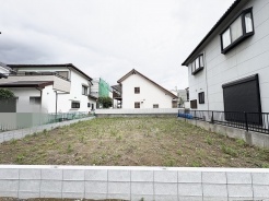 周囲の住宅と調和した閑静な環境で、新しい暮らしの計画を形にできる広々とした敷地です。