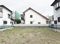 周辺環境と調和する静かな住宅地に位置し、理想の暮らしを描くための落ち着いた空間が広がっています。