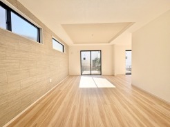 温かな木目調と広々とした空間が心地よい、穏やかな暮らしを予感させる住まい。