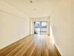 窓から広がる、穏やかな光に満ちた空間。