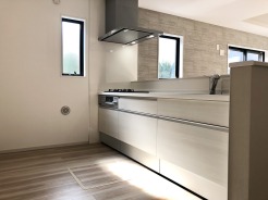 料理をしながらでも、ご家族との会話を楽しめる対面キッチン。
