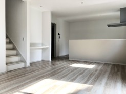 広々とした16.7帖のリビングは温かい木目調の床が心地よい。