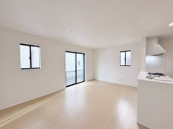 心地よい広がりと、穏やかな自然光が調和する空間