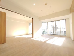 陽当たりの良いリビングルーム