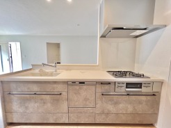 カウンターからはリビングが広く見渡せ、ご家族とのコミュニケーションも弾みます。
