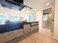 洗練されたデザインが、空間に心地よい落ち着きをもたらします。