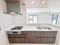 温もりある木目調の扉がおしゃれな、機能的なキッチン空間。