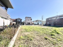 いつでもご案内いたします。
屋上にはスカイデッキ、洗面化粧台も1階、2階にも設置している新築物件です。1階の洗面化粧台はまるで良いホテルを感じさせるダブルボウルの洗面台となっております。