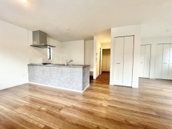 温かな木目調の床と、すっきりとした空間が調和する住まい