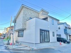 角地につき、開放感に恵まれる住居がここに。
