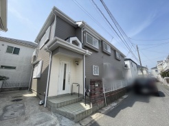 リフォーム工事完了しています。現地で仕上がりをご覧ください。
穏やかな色合いが調和する、落ち着きある佇まい。