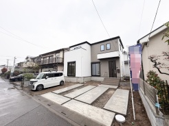 モダンなデザインが街並みに調和する、落ち着きある住まい。