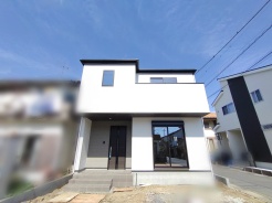 青空の下、清々しい印象の外観は住まう人を優しく包み込みます。