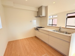 とても広く食器や調理器具などもたくさん置けるキッチン。