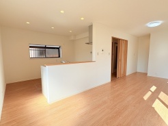 西側からも明かりが射し込む明るいダイニングです。