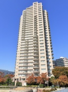 複数路線駅が徒歩圏内で、墨田川や汐入公園にも近い立地が魅力のマンションです。