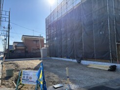 澄み切った空の下、新たな暮らしの舞台が整います。