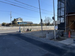 澄み渡る空の下、新しい日々が芽吹く予感