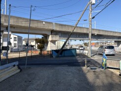 広がる空の下、都市の気配を感じながらも穏やかな日々が流れる場所。