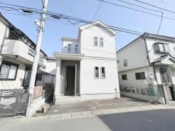 整然とした街並みに佇む、心地よい暮らしを予感させる住まい