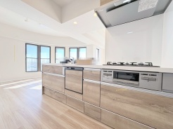 自然光が優しく広がる、穏やかな午後のひとときを感じる空間