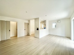 白と木目が調和する、心地よい広がりを感じる空間