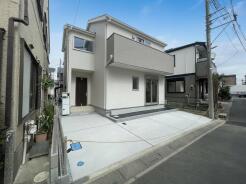 整然とした外観が、穏やかな日常の始まりを予感させます