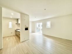 広々とした空間に、心地よい自然光が満ちる住まい