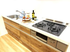 温もりある木目調に包まれた、機能的で心地よいキッチン空間。