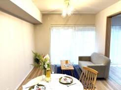 温かみのある色合いと柔らかな光が調和する、心地よい空間。