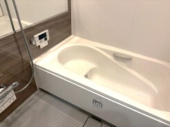 心安らぐ、穏やかなバスタイムを演出する空間