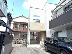 モダンな外観に温かみのある木目調が調和する住まい