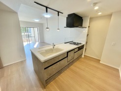 心地よい広がりを感じさせる、柔らかな光に満ちた空間。