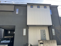 モノトーンの外壁が洗練された印象を与える、モダンな住まい。