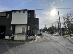 爽やかな青空の下、心地よい風が吹き抜ける開放的な空間。