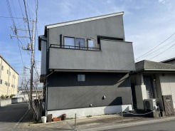 モノトーンの外観が都会的な雰囲気を醸し出す住まい