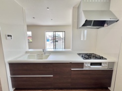 カウンターからはリビングが広く見渡せ、ご家族とのコミュニケーションも弾みます。
