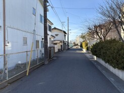 静かな街並みに、穏やかな時間の流れを感じる住まい。