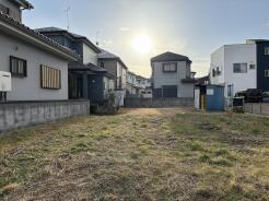 広々とした空間に、穏やかな光が満ちています。