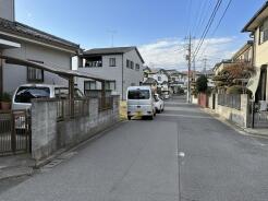 静かで落ち着いた街並みに、穏やかな時間が流れる。