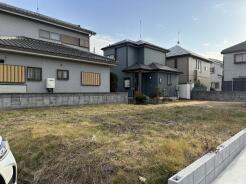 空と緑のコントラストが心地よい、穏やかな佇まいの街並み。