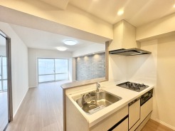 開放的な空間と機能的なキッチンが調和する、心地よい暮らし。