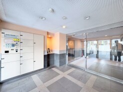 落ち着いた雰囲気のエントランス。オートロック式で防犯面にも配慮がなされ、宅配ボックスも備わっています。
