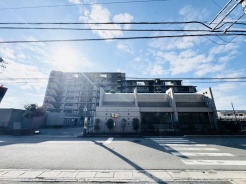 車通りの少ない閑静な住宅地、のびのびした子育てに適します。
