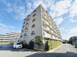 新規リノベーション工事中で、完成予定は2月下旬頃です。

工事中の現場・同じグレードでリノベーション済みのマンションをご案内いたします。